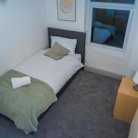 The Highfield Villa, 5 Bedrooms, Northampton Centre, Sleeps 10 외부 사진