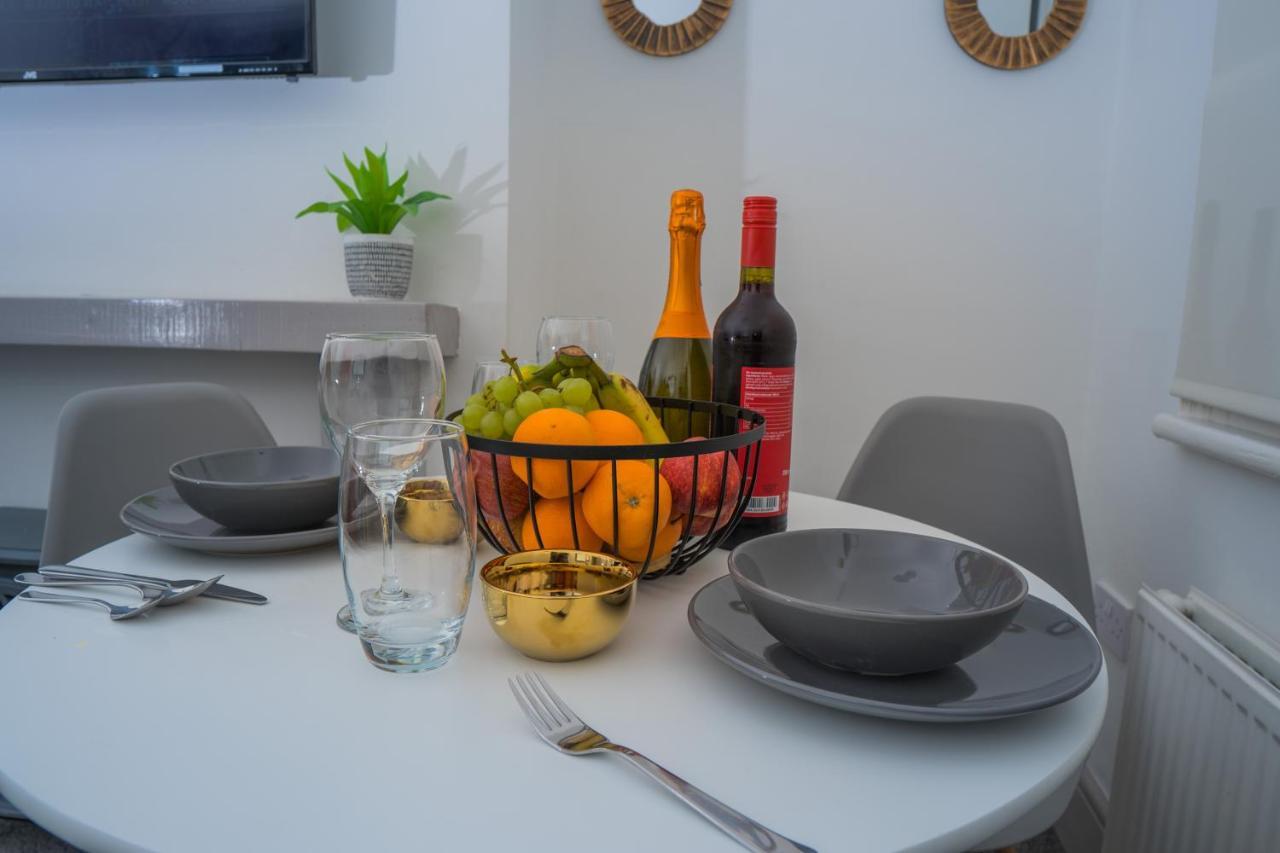 The Highfield Villa, 5 Bedrooms, Northampton Centre, Sleeps 10 외부 사진