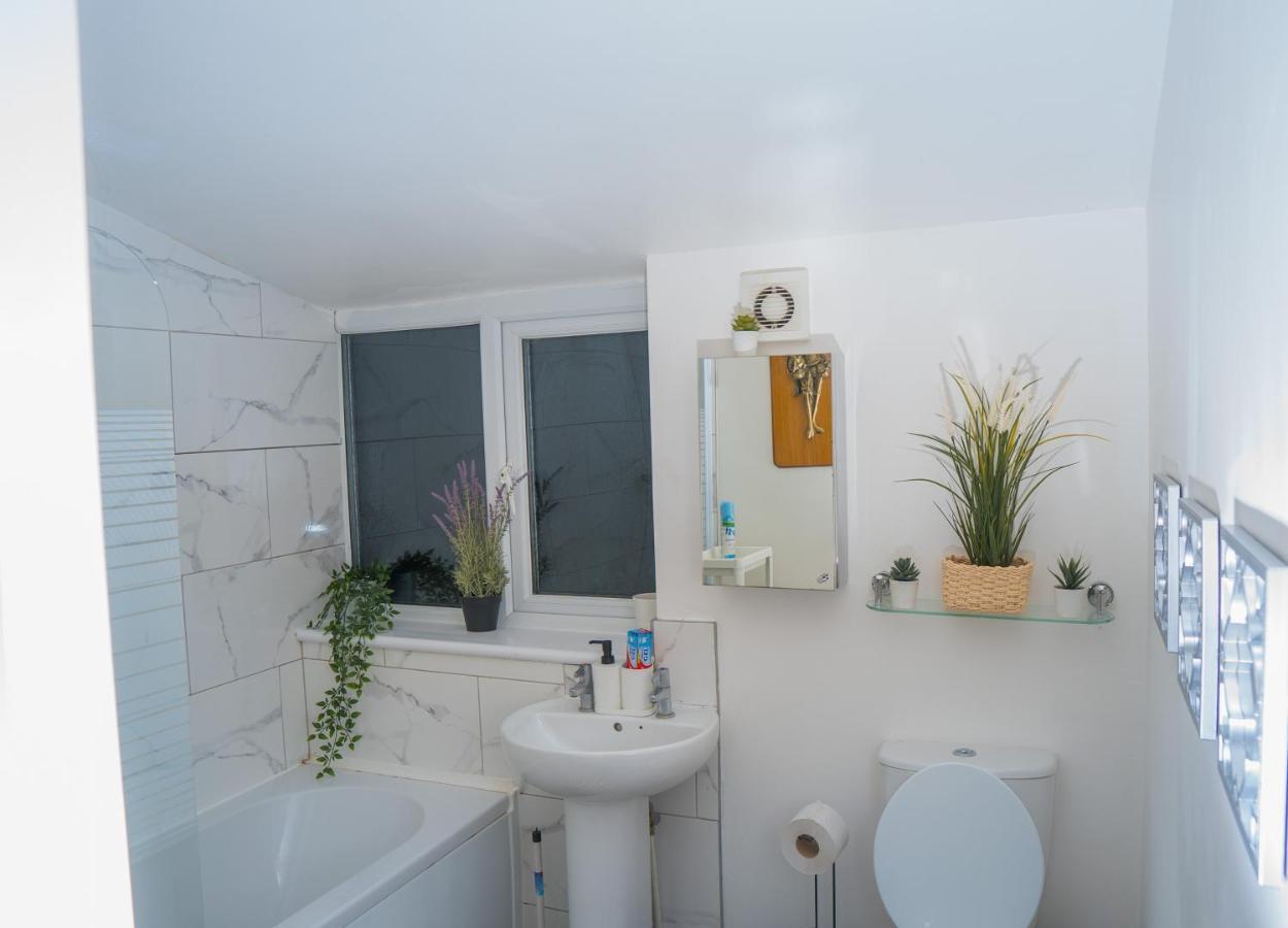 The Highfield Villa, 5 Bedrooms, Northampton Centre, Sleeps 10 외부 사진