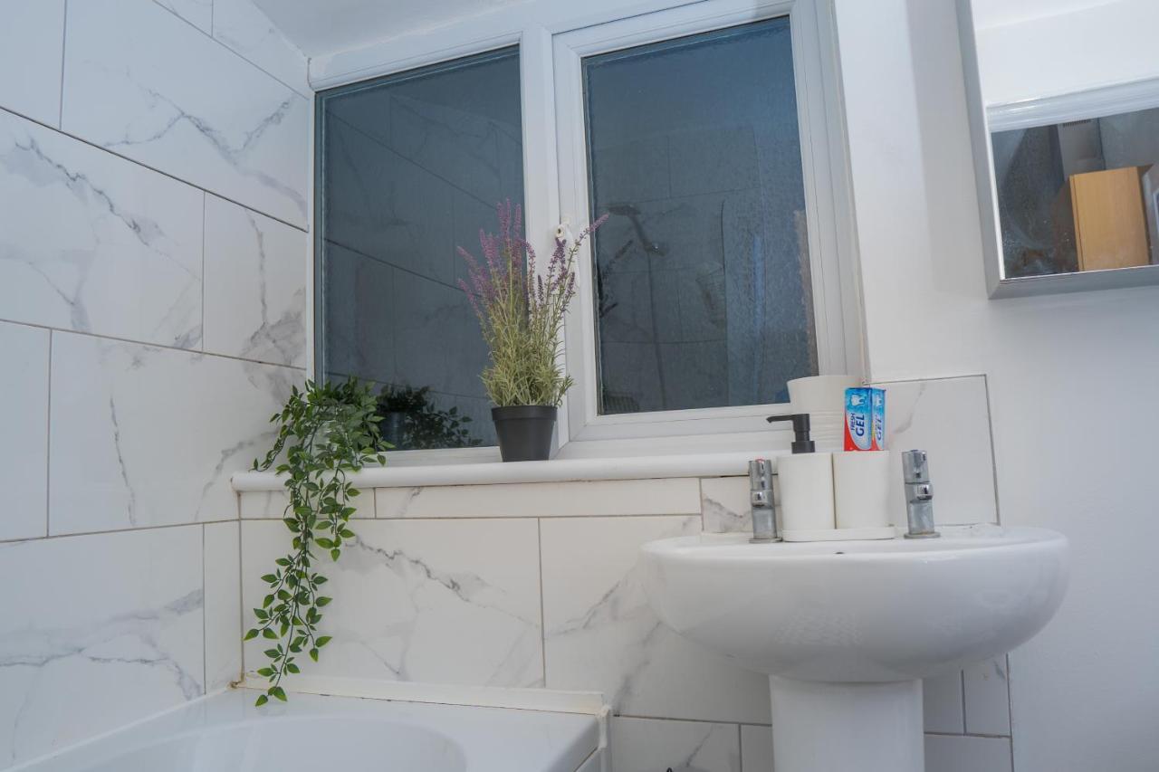 The Highfield Villa, 5 Bedrooms, Northampton Centre, Sleeps 10 외부 사진
