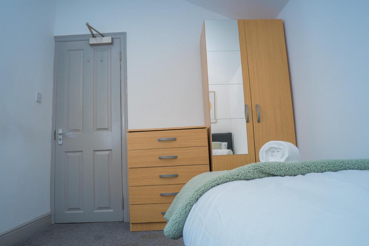 The Highfield Villa, 5 Bedrooms, Northampton Centre, Sleeps 10 외부 사진