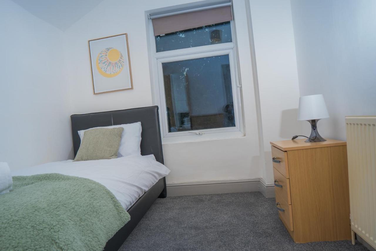 The Highfield Villa, 5 Bedrooms, Northampton Centre, Sleeps 10 외부 사진