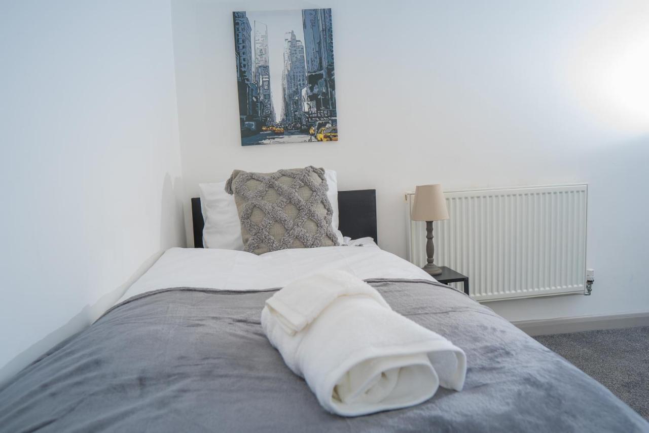 The Highfield Villa, 5 Bedrooms, Northampton Centre, Sleeps 10 외부 사진