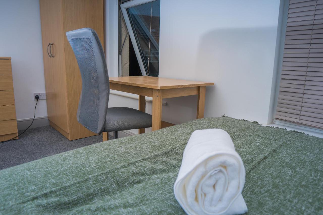 The Highfield Villa, 5 Bedrooms, Northampton Centre, Sleeps 10 외부 사진