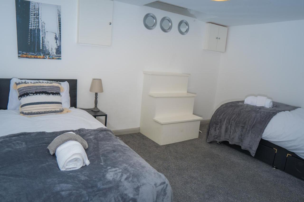 The Highfield Villa, 5 Bedrooms, Northampton Centre, Sleeps 10 외부 사진
